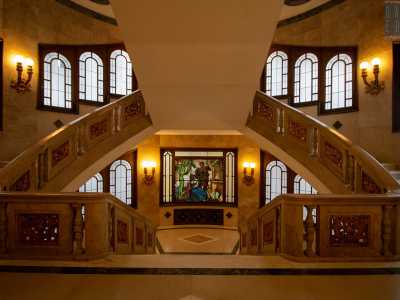 Il sofisticato disegno della scala prevede l�arrivo al piano ammezzato tramite una doppia rampa...